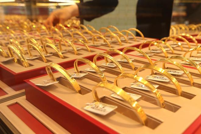 金饰克价突破1400元！现货黄金首次站上4500美元关口，专家预测明年还要涨
