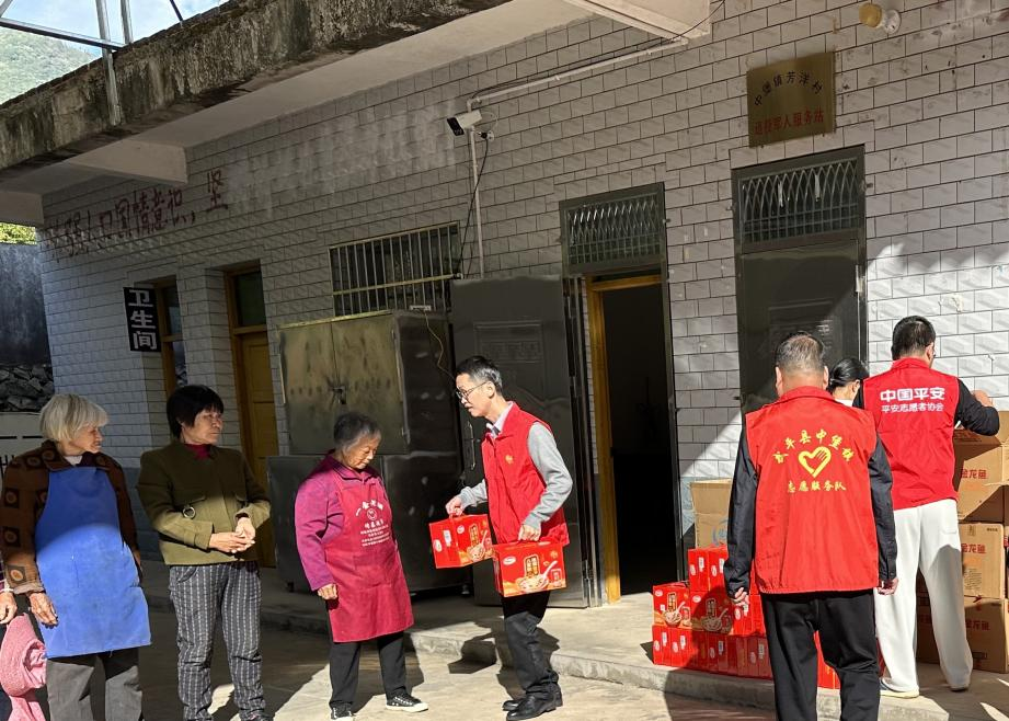 平安产险龙岩中心支公司：情暖冬日 爱润桑榆(2)