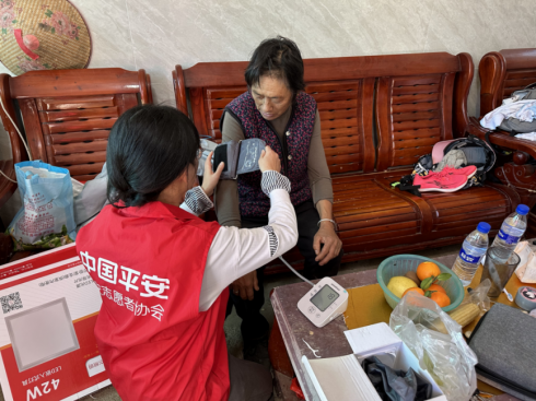 平安产险龙岩中心支公司：情暖冬日 爱润桑榆(3)