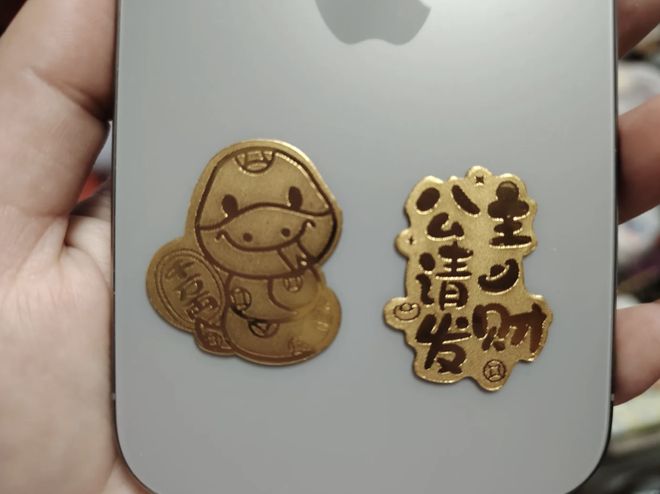 为了拯救史上最丑iPhone，打工人抢爆这个「均价5毛」的Lisa同款手机配件？(10)