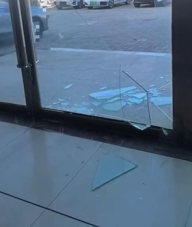 包钢分厂爆炸震碎10公里外玻璃门，商户：听到一声响然后看到玻璃碎了(1)