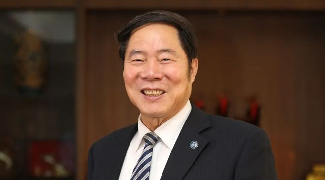 80岁，八块腹肌，他是美国现在最需要的中国BOSS(1)