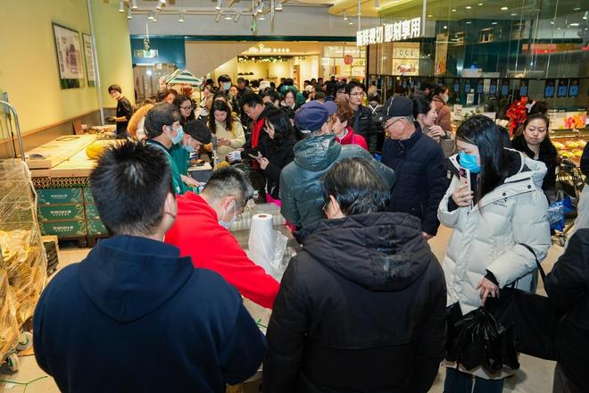 近3万人涌入京东七鲜超市浦东新店开业24小时菜崇明本地菜成爆款(2)