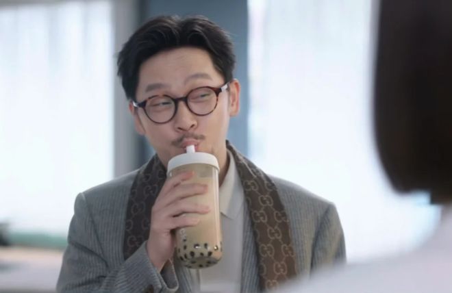 霸王茶姬“擦边毒品”是暴论，但把茶越泡越浓的奶茶确实正在让更多打工人心悸失眠？(14)