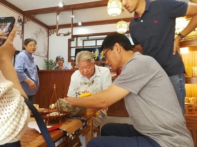 天津小伙守住宫廷味道，春节订单翻4倍，一天卖出四五万斤(9)
