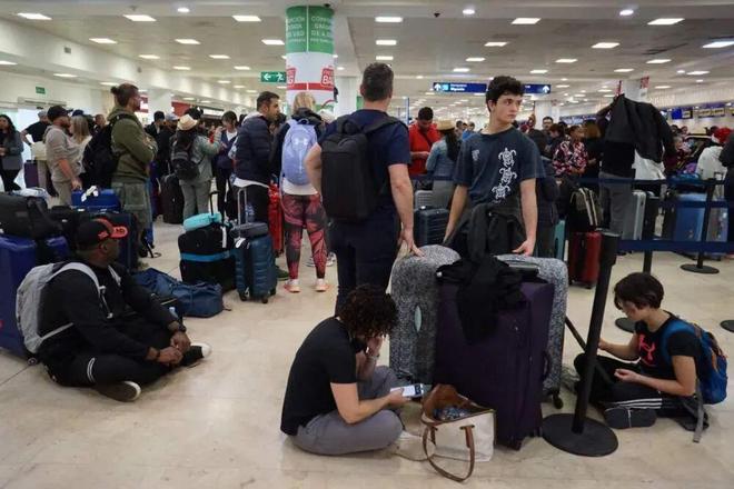 一天取消上千航班：印度14.6亿人，为啥只有两家航空公司？(14)