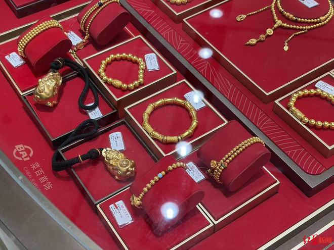 金价暴跌后实探北京金店：有消费者拖行李箱“抄底”，回收变现需排队3个半小时(2)