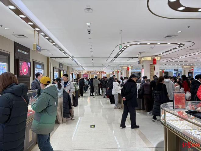 金价暴跌后实探北京金店：有消费者拖行李箱“抄底”，回收变现需排队3个半小时(1)