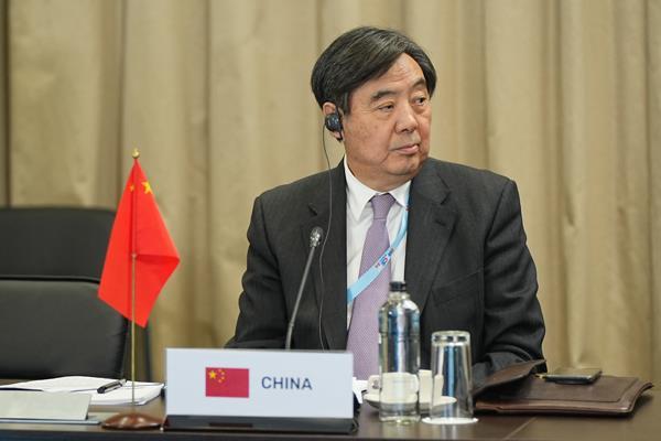 突发！一艘美国油轮被导弹击中，起火燃烧，伊朗：美国、以色列和欧洲国家船只，均严禁在霍尔木兹海峡通行，发现就打(3)