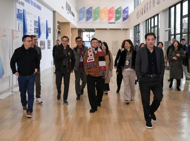 马云现身云谷学校谈AI，蔡崇信吴泳铭等一众高管都来了(1)