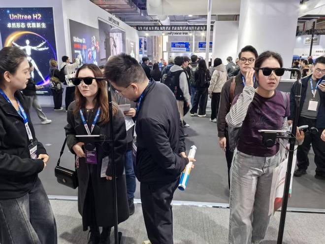 2026AWE实探：智能眼镜展台人挤人，机器人能剥香蕉捡袜子，家电正在AI化(1)
