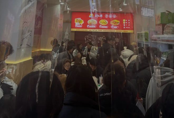 被泼天流量砸中！刘文祥麻辣烫为何“暂停加盟”？(4)