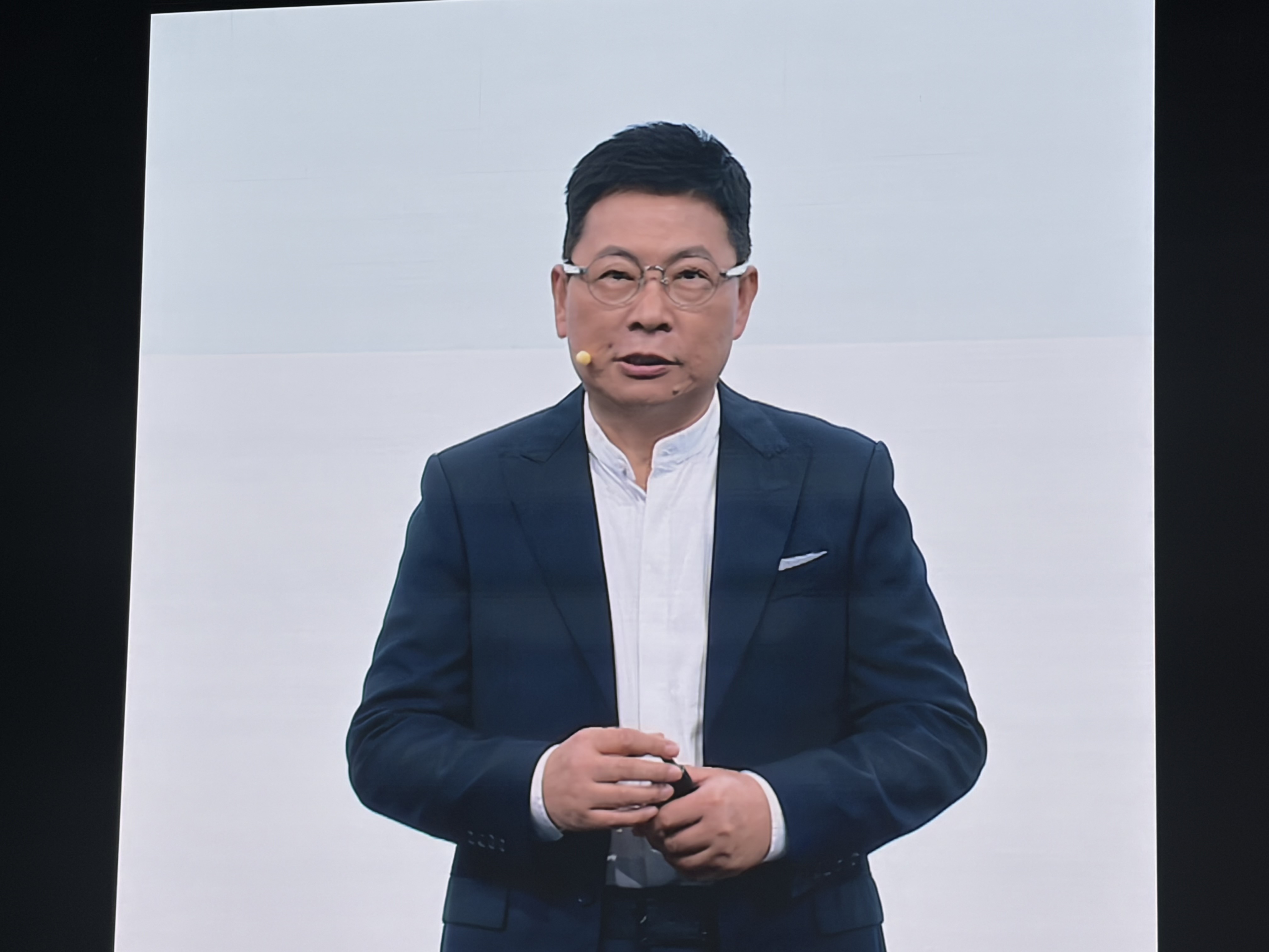 47.98万元起售、65.98万元封顶！全新问界M9入局“9系”红海 余承东：拉开竞品两年以上距离