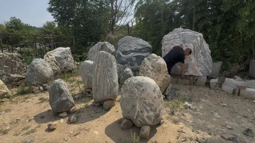 “最严禁令”下仍照卖不误，山东泰安通报“泰山石违规开采、囤积售卖等问题”：公安机关已依法传唤5名责任人(1)