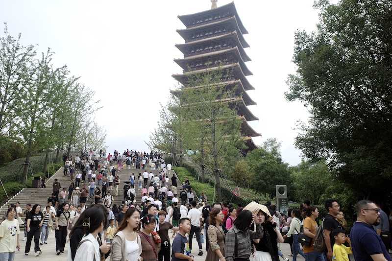 假日经济｜“五一”点燃旅游市场，“陆地邮轮”起航(1)