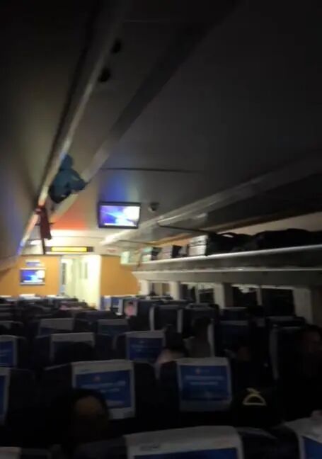 D1804次列车突遭异物击打，在隧道内临时停车，乘客称全车停电闷热异常，身上像从水里捞出来的！最新消息：旅客已