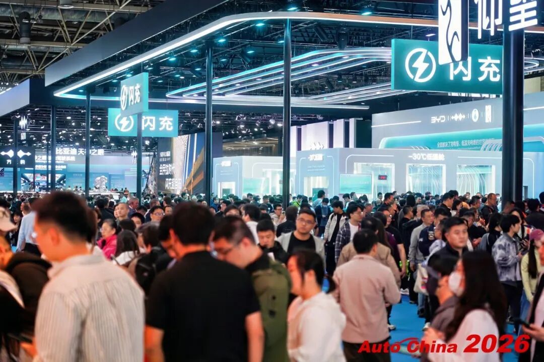 从“三年磨一剑”到“一年磨三剑”！“迭代竞速”致“三输困局”，车企开始踩刹车了？业内人士称“想慢不容易