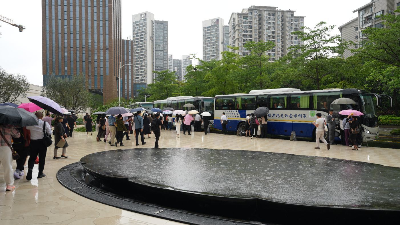 深圳豪宅市场热度持续攀升：有项目最高单价直冲40万元/㎡，香港百人看房团包车直达售楼处
