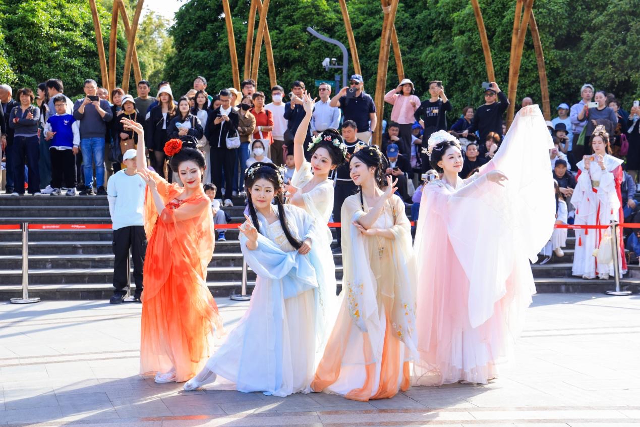 假日经济｜到洗浴中心住宿、去义乌“搞钱游”，入境游客“五一”这样玩(6)