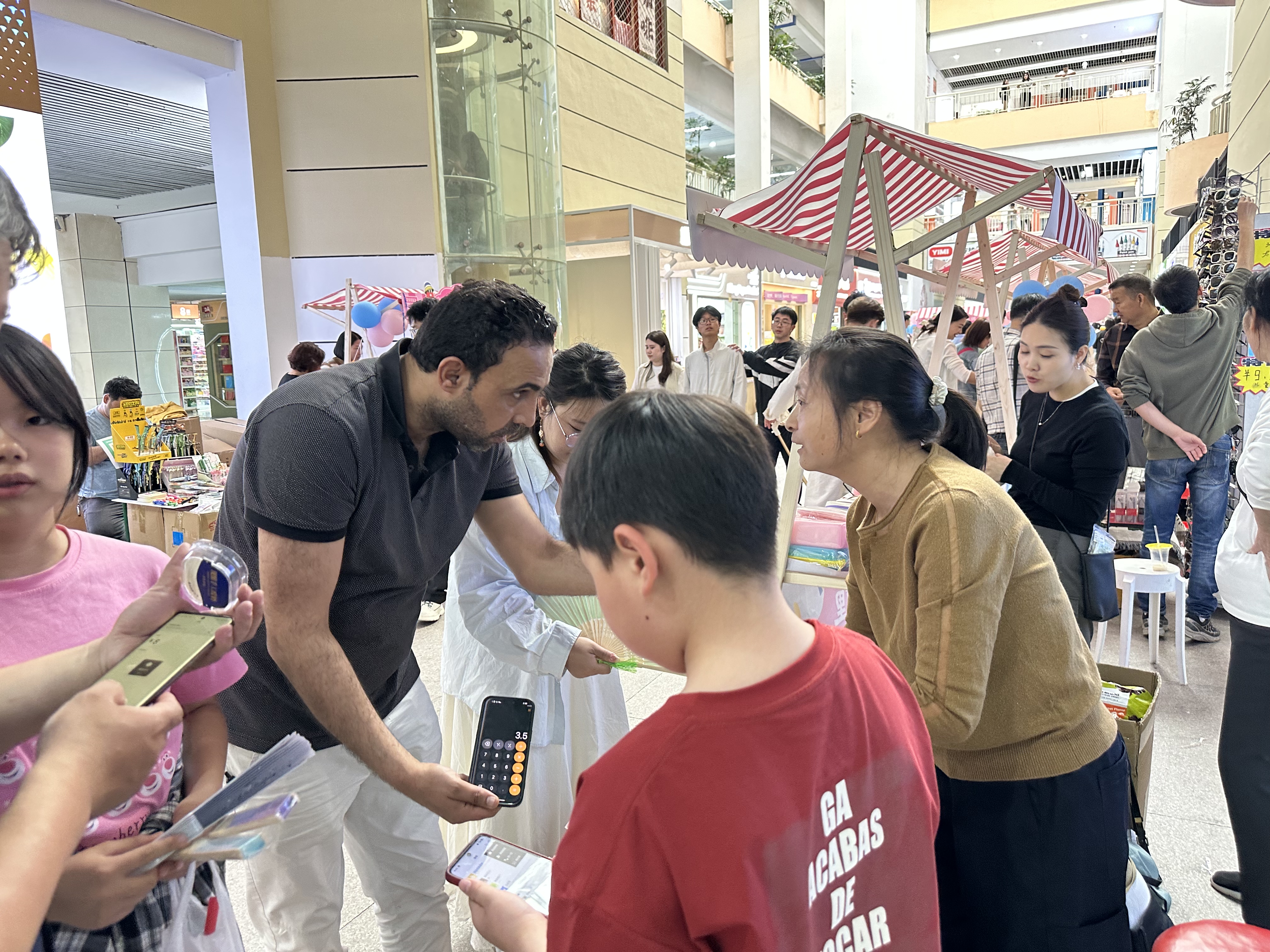 假日经济｜到洗浴中心住宿、去义乌“搞钱游”，入境游客“五一”这样玩(4)