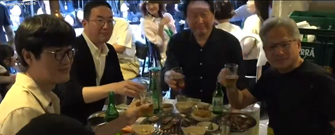 黄仁勋与韩国三名商界大佬聚会：吃辣椒、学紫苏叶包肉，LG集团会长负责烤肉！黄仁勋还向市民发零食，喊话：所有人都爱上HBM(5)