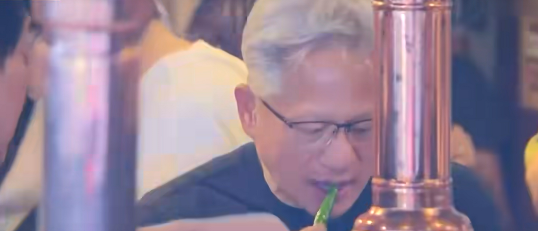 黄仁勋与韩国三名商界大佬聚会：吃辣椒、学紫苏叶包肉，LG集团会长负责烤肉！黄仁勋还向市民发零食，喊话：所有人都爱上HBM(4)