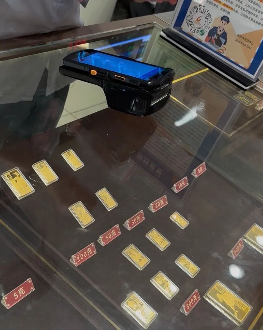 金价还在跌，2026年买黄金的亏大了，金条下破900元/克大关，杭州女子从赚30万元到亏近20万！有人大胆抄底，拉低持有成本！交易所也出手了(4)
