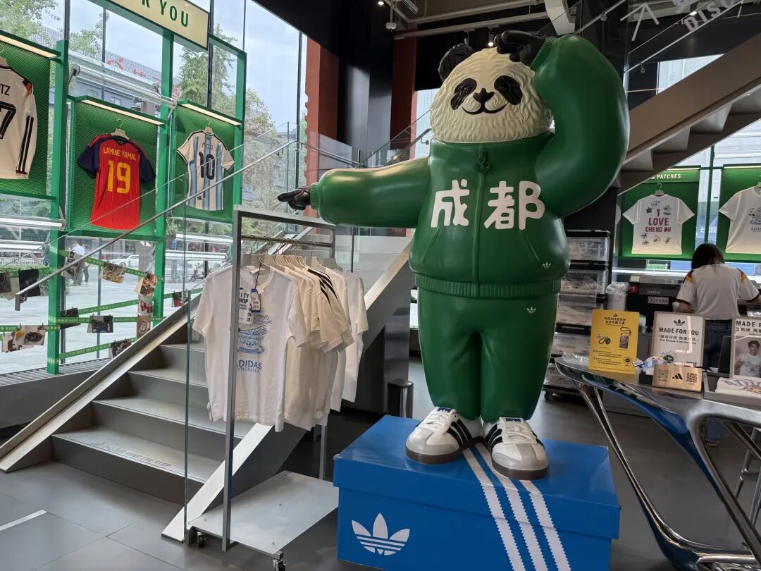“进城办事”火了！官方接梗造爆款，每经记者实探阿迪达斯成都门店：定制T恤订单暴增4倍，还有人想印“进城不办事”(9)