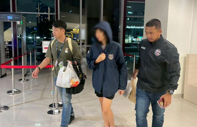 犯罪团伙诱骗21岁中国女留学生赴泰国，伪造并拍摄被绑架和虐待现场，家属被骗转账上百万元；警方披露：犯罪分子使用了复杂心理操纵手段(1)