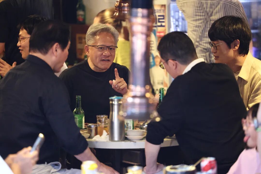 黄仁勋综艺节目录制画面曝光:身穿标志性的黑色皮夹克,与主持人刘在石跨界对话,还即兴跳起舞(3) 黄仁勋综艺节目录制画面曝光:身穿标志性的黑色皮夹克,与主持人刘在石跨界对话,还即兴跳起舞(3)