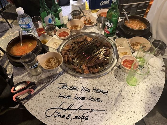 黄仁勋综艺节目录制画面曝光:身穿标志性的黑色皮夹克,与主持人刘在石跨界对话,还即兴跳起舞(4) 黄仁勋综艺节目录制画面曝光:身穿标志性的黑色皮夹克,与主持人刘在石跨界对话,还即兴跳起舞(4)