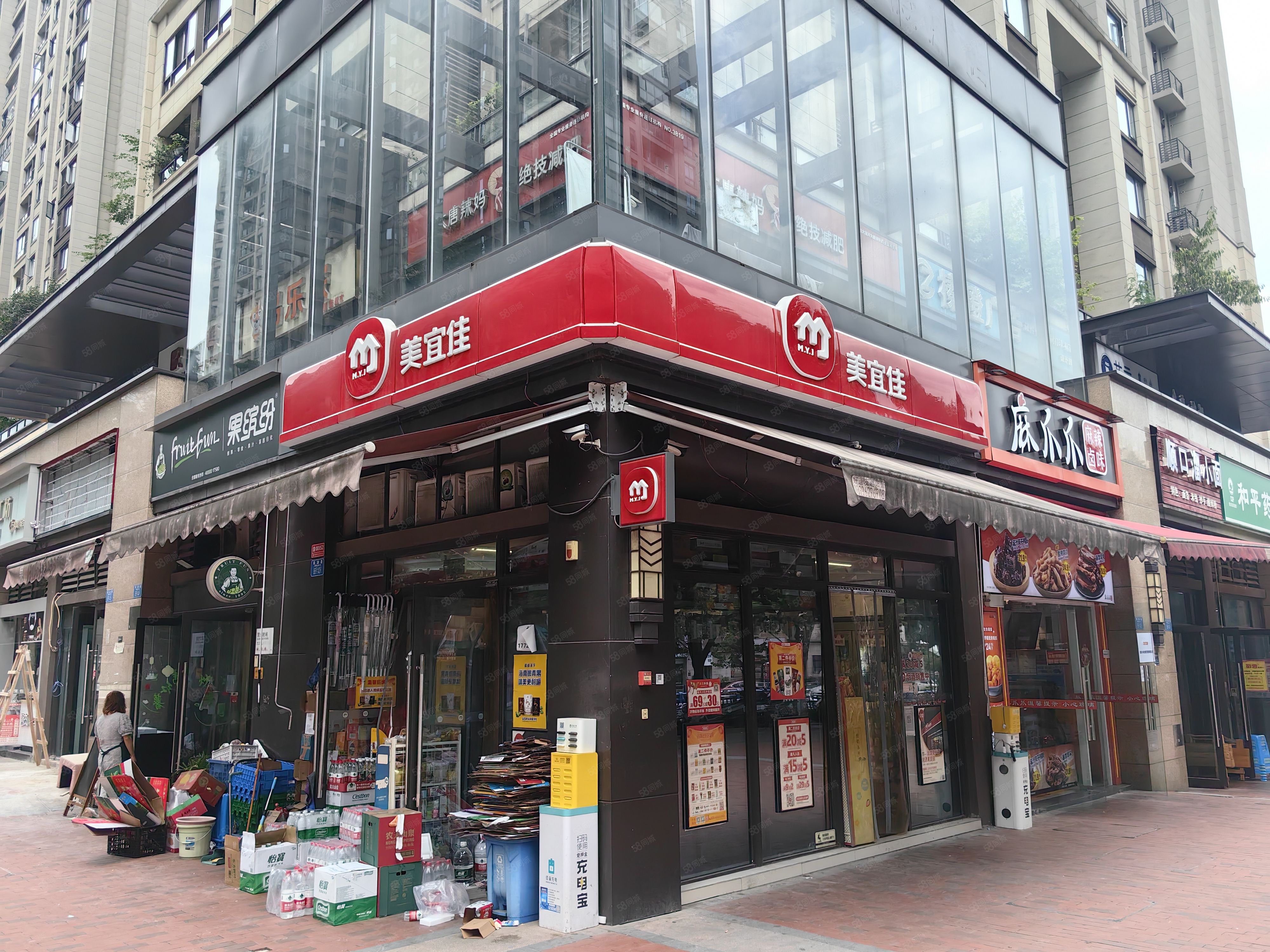 美宜佳近30年最大“塌房”：月服务顾客2.5亿人，140万支非法卷烟